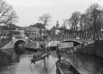83788 Gezicht op de Tolsteegbrug over de Stadsbuitengracht te Utrecht, tijdens de sloop, uit het zuidwesten; links de ...